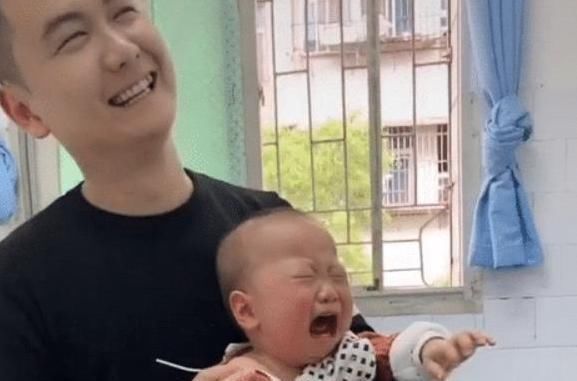 爸爸|“最惨宝宝”打预防针走红,孩子哭得稀里哗啦,爸爸乐得合不拢嘴