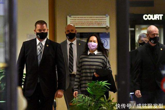 得体|孟晚舟的衣品令人折服,优雅气质得体穿搭,电子脚铐都变装饰品