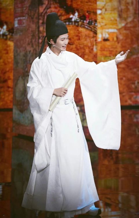 劉雨昕|央視七夕晚會：鳳凰傳奇舞臺驚艷，周深唱腔絕了，王冰冰展現出成熟美