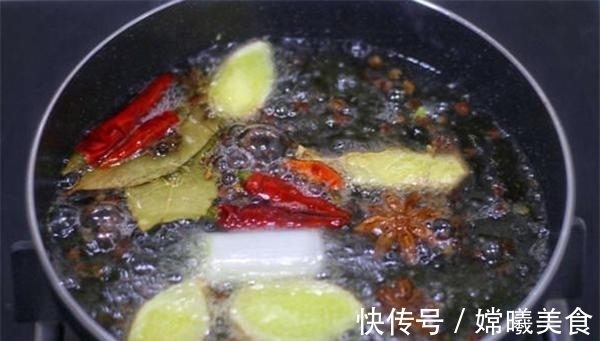 大厨|做辣椒油时，直接淋热油就错了！大厨教你正确做法，辣椒油香又亮