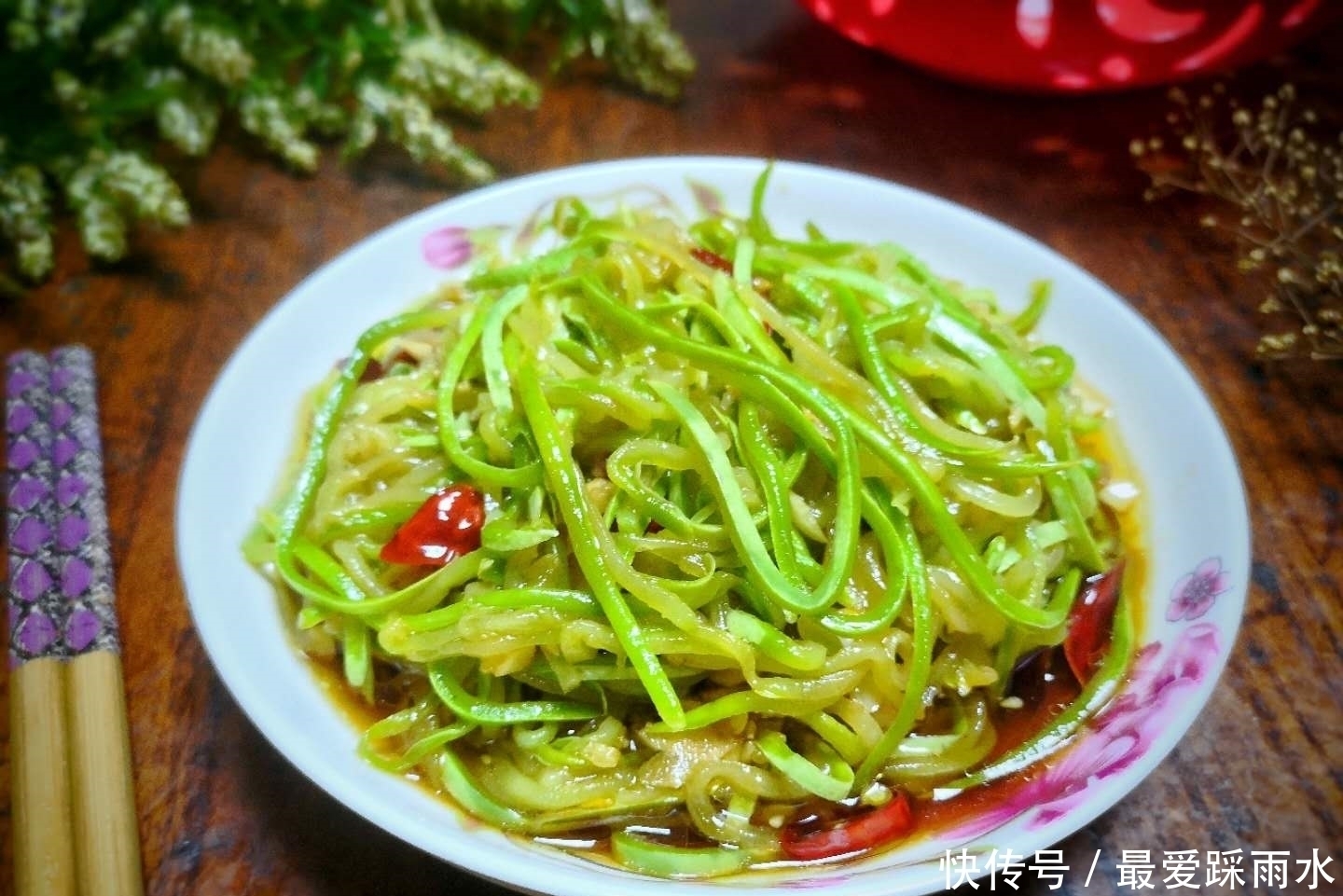 秋天吃这菜正当季,一斤2块钱,洗洗拌拌就能吃,女人常吃皮肤好