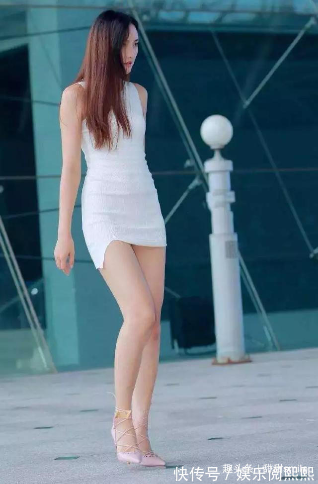 美女 美女脚上一双紫色尖头高跟鞋,充满着青春的味道,让她更显女人味