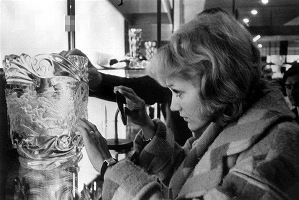 奇迹$22岁空姐从万米高空坠落,奇迹生还创吉尼斯纪录,却内疚一生