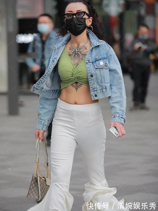 喇叭裤|短款牛仔外套搭配白色喇叭裤,个性满满,穿出自己的风格