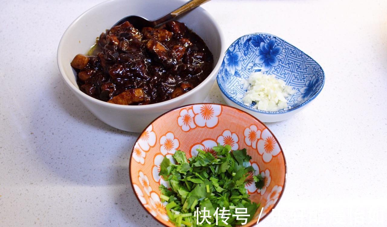 蒜香茄丁炸酱面|蒜香茄丁炸酱面，做法简单，鲜香美味