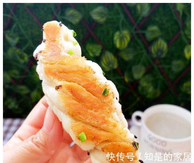 吃腻|吃腻了馒头，试试这款香煎小油卷，表皮松软底部酥脆，无敌美味
