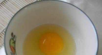 煎荷包蛋，到底用凉油还是热油？加入一点“它”，鸡蛋完整不粘锅