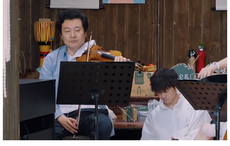 吕思清|彭昱畅脱衣服护着不让雨淋湿,吕思清的小提琴有多名贵?