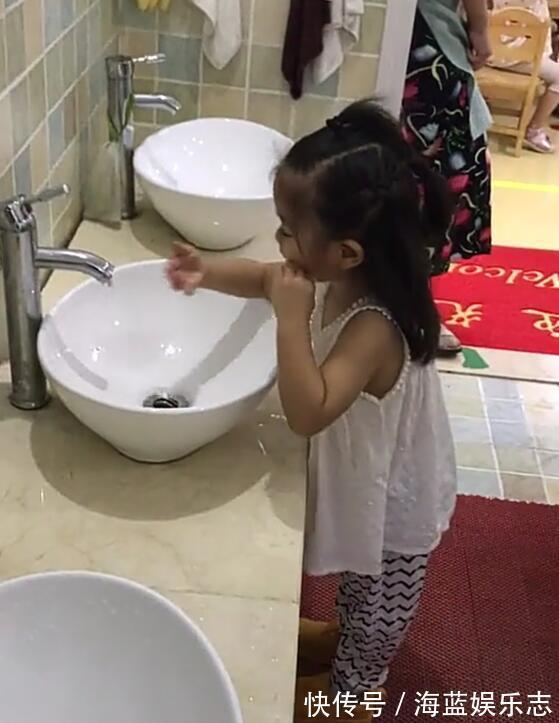 奶奶|女孩眼睛里进了石灰，奶奶的做法很机智，被医生赞扬有文化