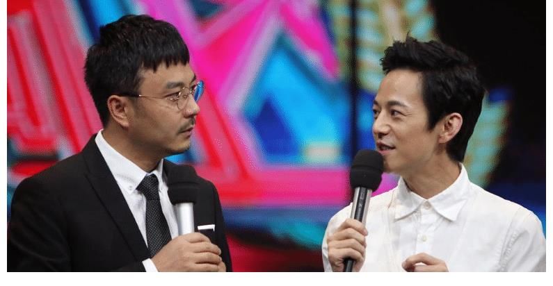 47歲汪涵在農(nóng)村開小賣部，鬢角發(fā)白肚腩突出，好友蔡國慶前來捧場