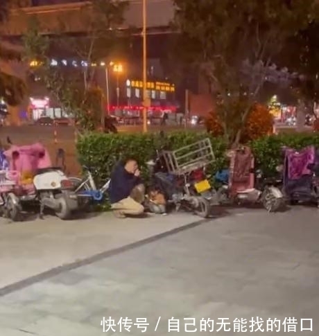 安徽一外公带萌娃蹲路边偷吃冰淇淋，母亲偶遇后俩人反应逗乐众人