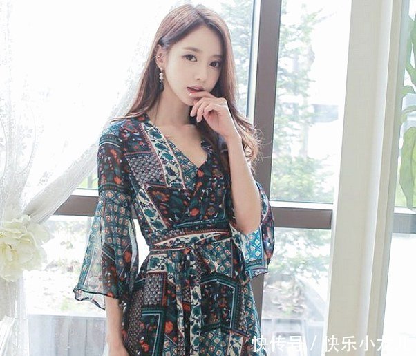 魅力十足的紧身裙美女,即使“腿粗”也难不倒