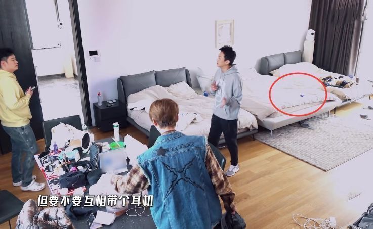 房间|邓超带摄像闯入鹿晗房间,床上一件私人物品引热议,网友:明白了