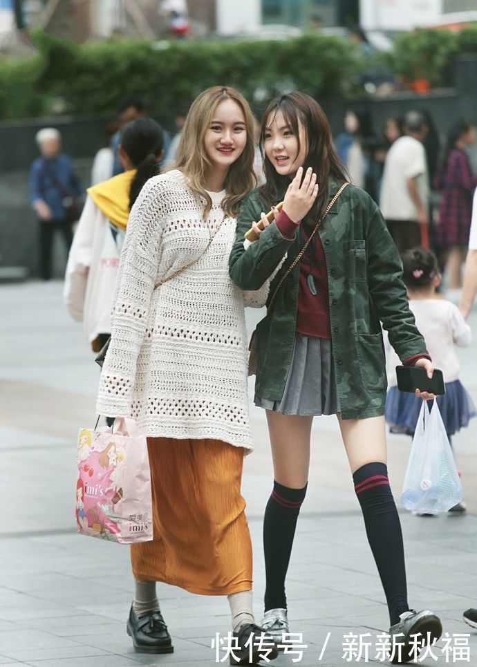 街拍|街拍：特别甜的两个小姐姐，风格迥异的搭配十分的清新甜美
