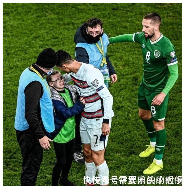 球衣|优质偶像!爱尔兰小女孩:C罗让保安放开我,拥抱并给了我球衣