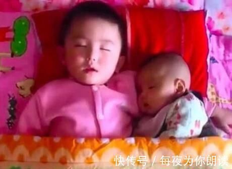 二胎|妈妈在做饭,4岁哥哥陪1岁弟弟睡觉,网友看你还敢不敢生二胎