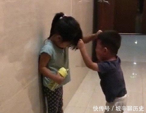 父母们|姐弟俩一言不合就“动手”,宝妈询问原因,女儿:打弟弟要趁早