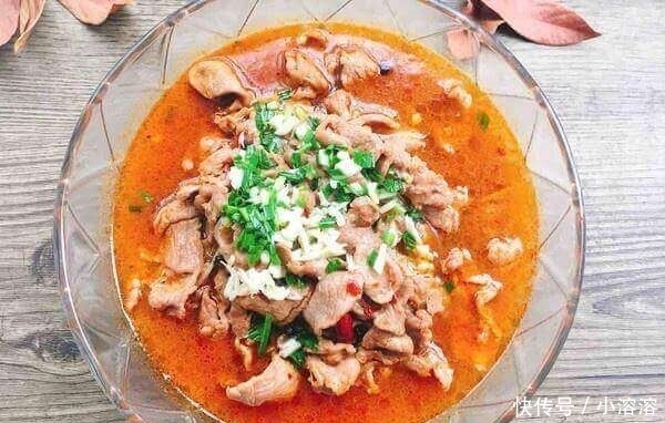 70岁奶奶的“水煮肉片”，麻辣鲜香，爽滑入味，吃1辈子都不腻