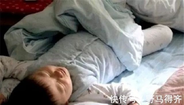 晚饭|宝宝晚上睡觉频繁踢被子,宝妈累够呛,5种原因看看你家是哪种