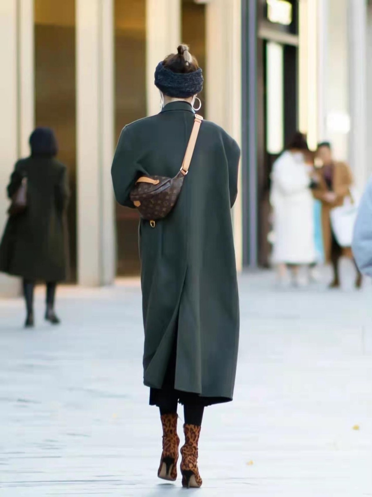 时髦|接地气的杭州路人穿搭火了,实用时髦兼具,照着穿就对了