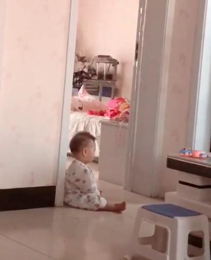 姐姐|弟弟午睡醒来后,坐在姐姐房间门口等姐姐睡醒,画面太有爱了