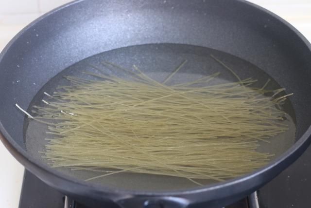 关键点|做肉末炒粉条，记住两个关键点，不管放多久，粉条都不粘不坨