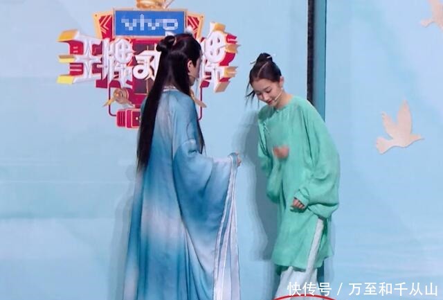 关晓彤险摔倒,宋亚轩情急之下扶住她手,两人看着右下角一脸心虚