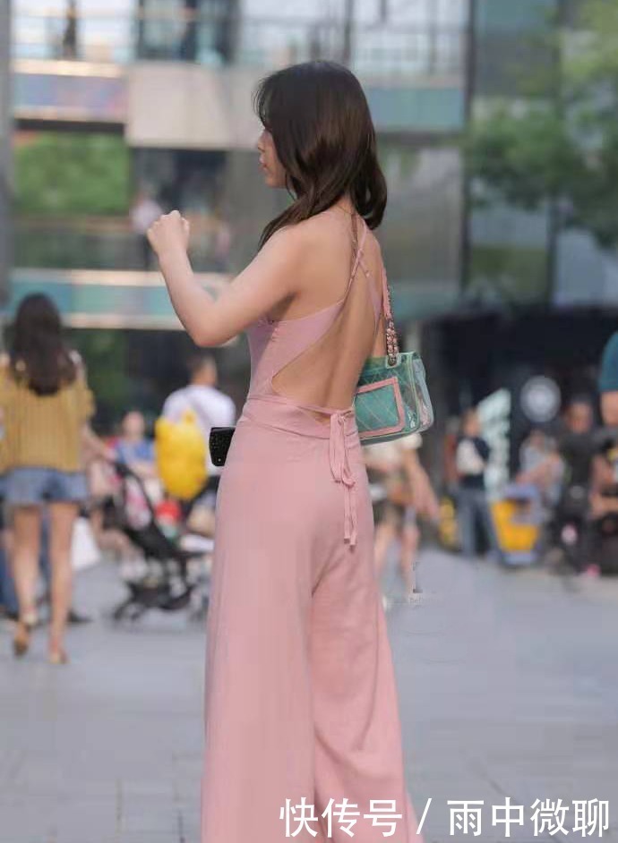 高跟鞋 矮个子的连体裤穿搭示范,背部的设计十分吸睛,看起来俏皮又灵动