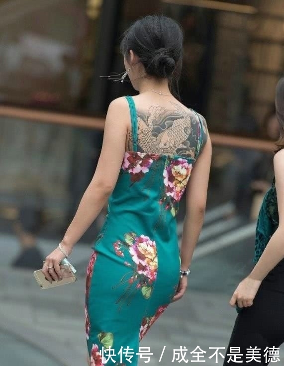 街拍：留下侧影的长发美女，身穿一条白色连衣裙，展现温婉气质