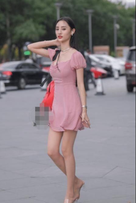粉色连衣裙|一件粉色连衣裙，穿出少女和少妇两种感觉，这就是心动的感觉！