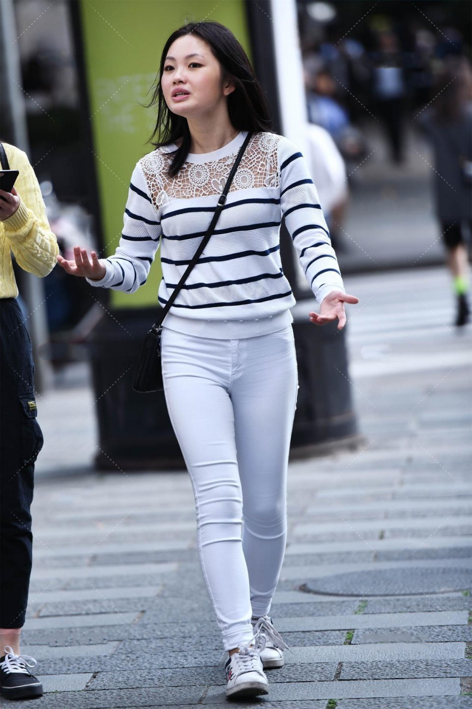 颜色|美女街拍:白色条纹上衣, 搭配同色铅笔裤, 整体浅色系穿搭