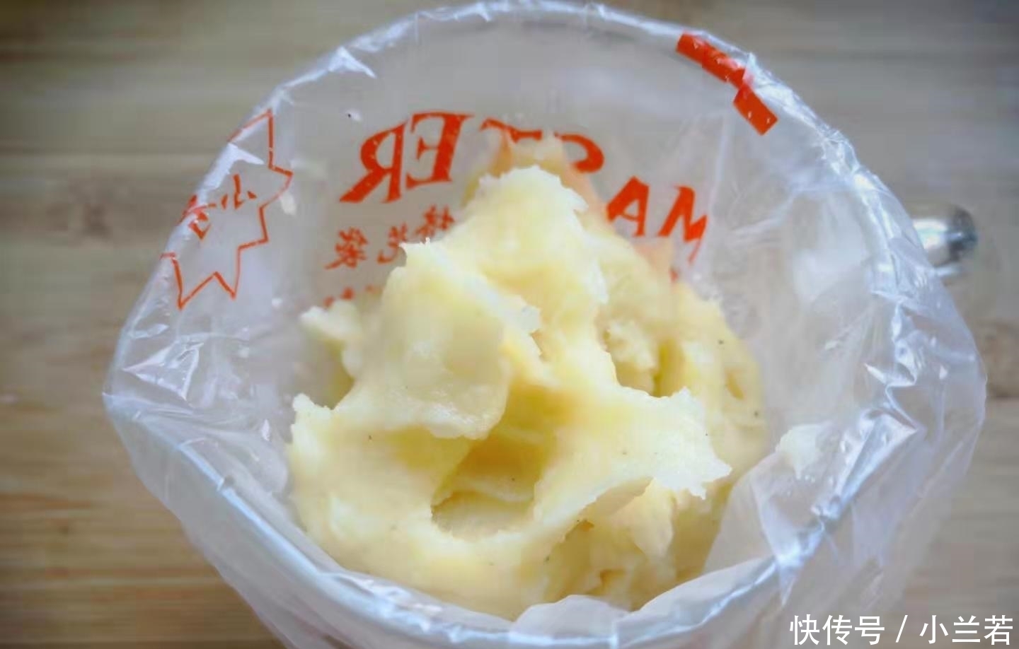 一个土豆,一个鸡蛋,做出的小吃,不油炸,外酥里嫩,孩子最爱!