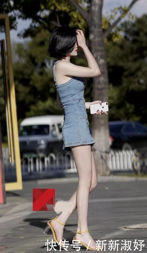 路人街拍短发小姐姐穿着一件牛仔裙,凸显性感