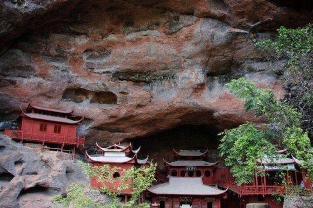 悬挂在峭壁上的古寺，仅用一根木柱支撑却屹立千年不倒，令人惊叹