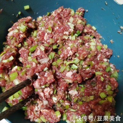 荞麦面牛肉芹菜包子