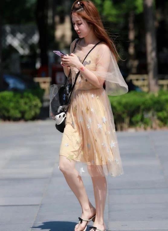 街拍:气质优雅的小姐姐,韵味十足,身材苗条有致