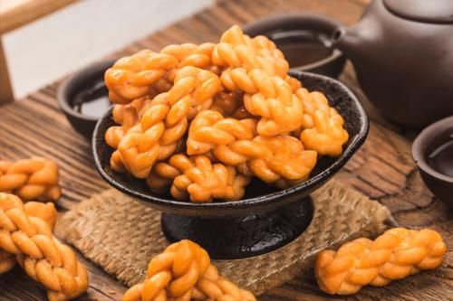 麻花|一碗面粉，两个鸡蛋，教你自制小麻花，吃一口嘎嘣脆，越嚼越香