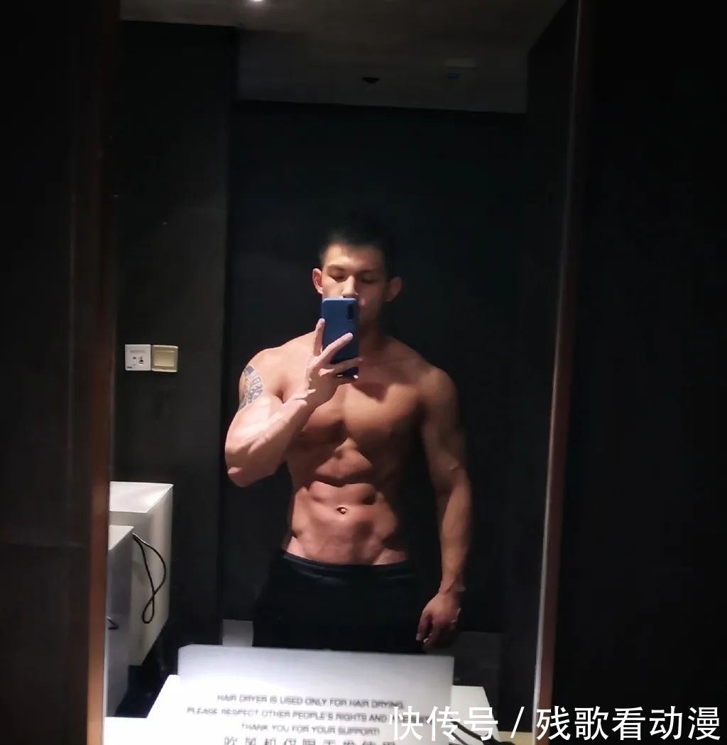 荷尔蒙|漫展黝黑筋肉男火了短发天菜体育生小钢砲，这身腱子肉绝了