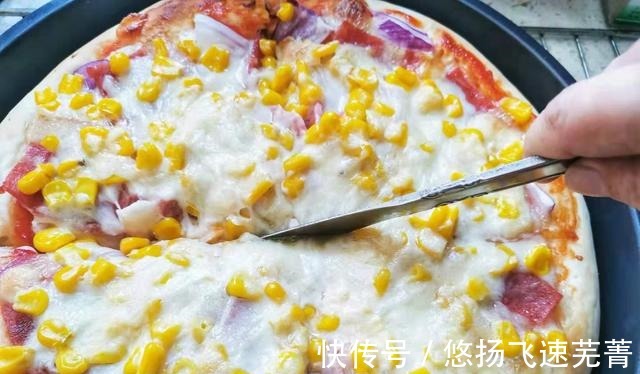 芝士|我的懒人披萨比外卖好吃,不要揉面机,分享手揉披萨饼的详细配方!
