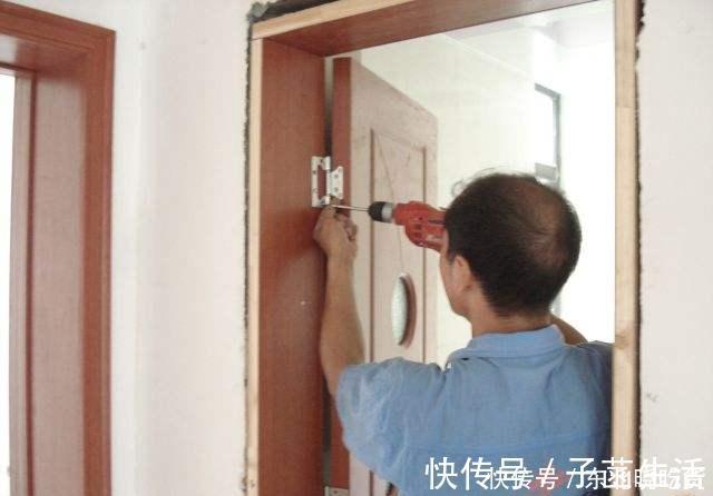 工人|一旦工人把木门安装成这样,立马让他重新安装,否则不要付工钱