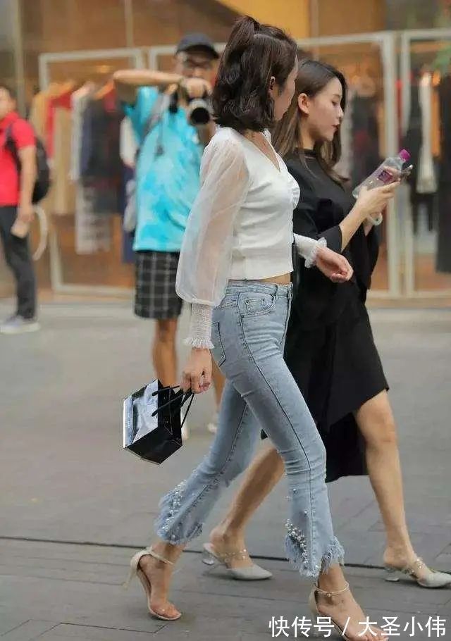 一字 美女街拍:牛仔裤穿出高级感,增添女性甜美气息,耐看又不过时