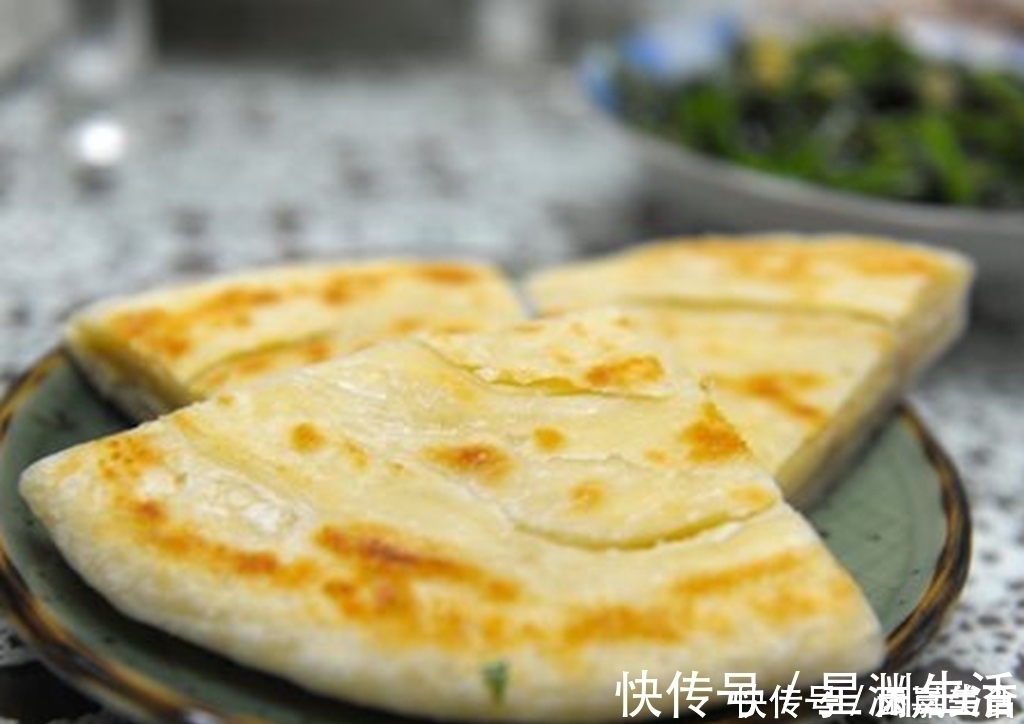烙饼和面时，一定别直接加水，多加“1步”，又软香又出层