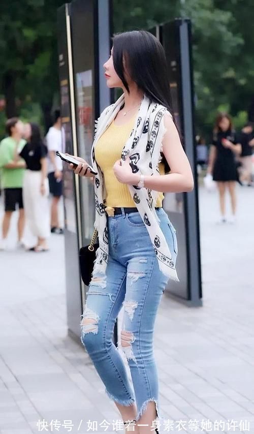 紧身牛仔裤|美女穿紧身牛仔裤，搭配紧身上衣凸显小蛮腰身材，增添几分魅惑