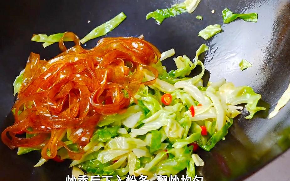 炒包菜,切记不要直接下锅炒!很多人一直做错了,难怪出锅不好吃
