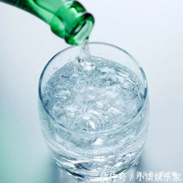 常喝|苏打水是什么高级水常喝真的防病,降尿酸吗