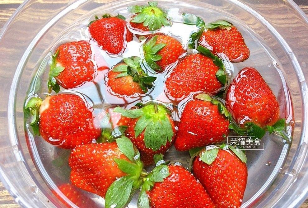 草莓万万别直接用水清洗,为了家人健康,加入两种,干净又卫生