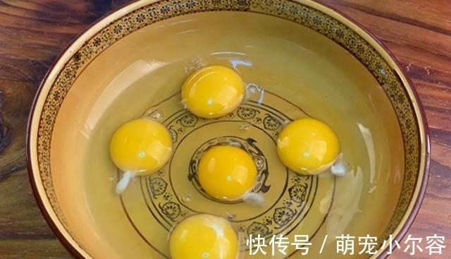 水煮蛋|水煮荷包蛋，总是散开还有白沫？学会这“一招”，完整滑嫩不粘锅