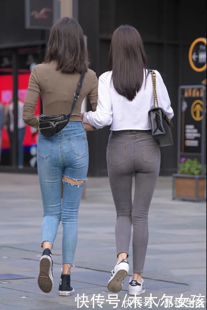 破洞牛仔裤 闺蜜出行牛仔裤穿搭,感受牛仔裤带来的简洁美,清新大方又时尚