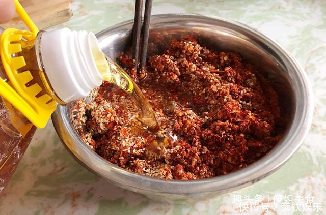 炸辣椒油时,万万不可直接浇热油,多加1步,辣油香辣红亮特解馋