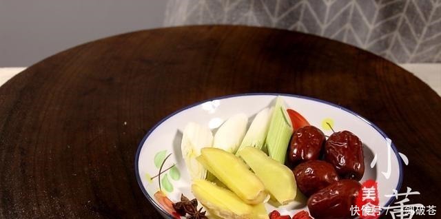 喜欢喝鸡汤的收藏了,这样做的鸡汤汤鲜味美,滋补养颜,值得收藏